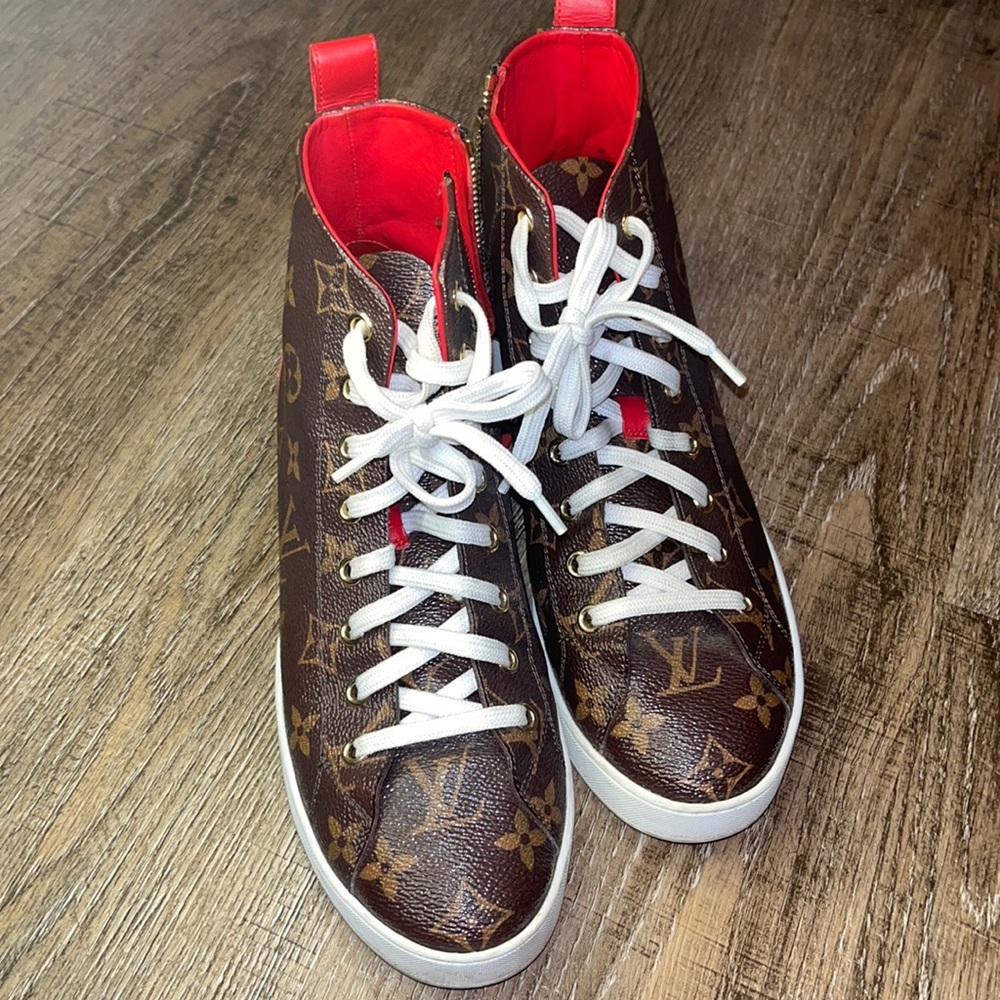 Louis Vuitton tennis shoe size 6